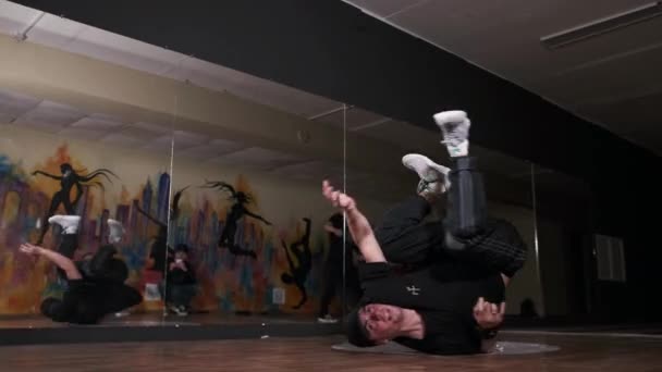 Fiatal Srác Aki Lopásokat Szélmalmokat Csinál Lassított Felvételen Táncol Tornateremben — Stock videók