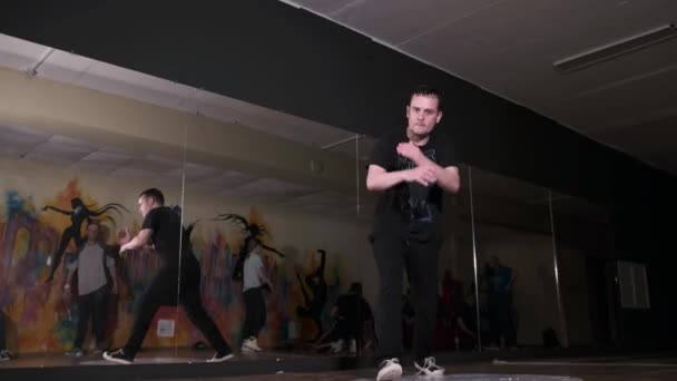Genç Dansçı Aynalarla Koridorda Kırılıyor Dans Okulu Gençlik Alt Kültürü — Stok video