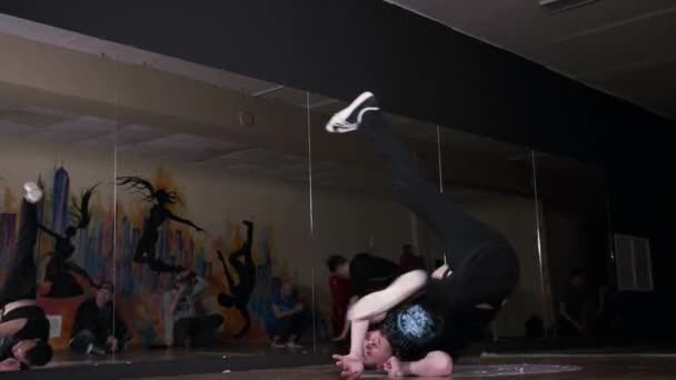 Jovem Dançarina Dança Quebrando Corredor Com Espelhos Escola Dança Subcultura — Vídeo de Stock