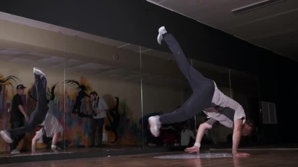 Jovem Dançarina Dança Quebrando Corredor Com Espelhos Escola Dança Subcultura — Vídeo de Stock