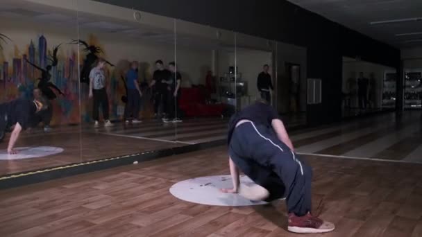 Breaktancerz Wykonujący Taniec Współczesny Dokonujący Ruchów Wiatraki Tańczący Studio Gimnastycznym — Wideo stockowe