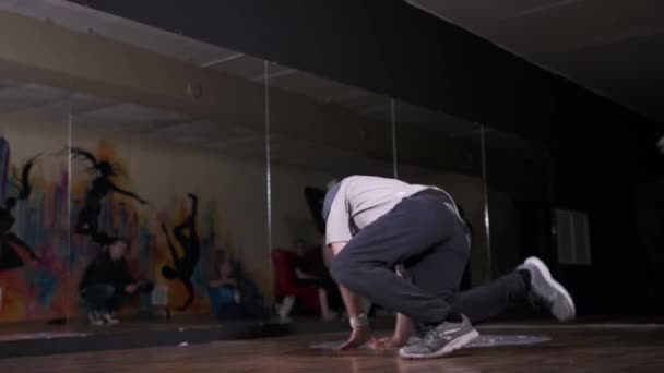 Breakdancer Executando Dança Contemporânea Fazendo Roubos Moinhos Vento Dançando Estúdio — Vídeo de Stock