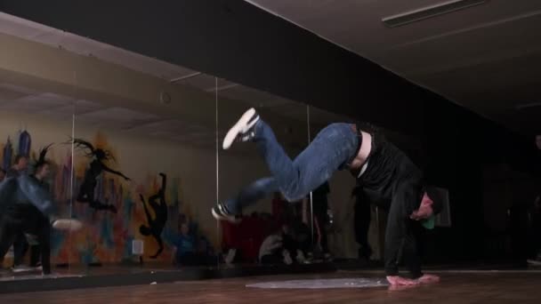 Adolescente Realizando Dança Contemporânea Fazendo Furtos Moinhos Vento Dançando Estúdio — Vídeo de Stock