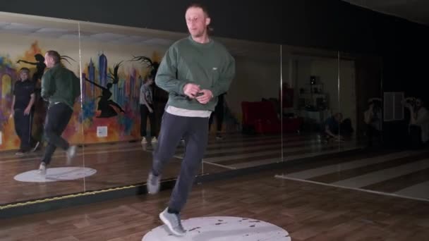Відео Активної Молодої Людини Яка Танцює Хореографію Хіп Хопу Ламається — стокове відео