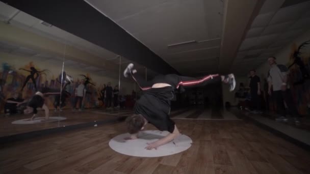 Vídeo Jovem Ativo Dançando Coreografia Hip Hop Quebrando Outros Dançarinos — Vídeo de Stock