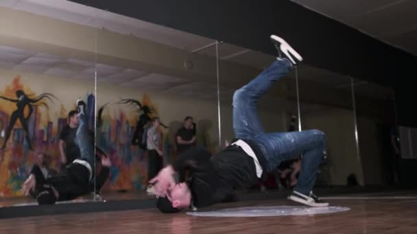 Genç Dansçı Aynalarla Koridorda Kırılıyor Diğer Dansçılar Yakınlarda Duruyor Dans — Stok video