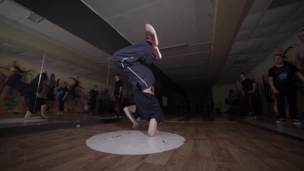 Jovem Pulando Dançando Estilo Rua Maneira Câmera Lenta Tipo Treinar — Vídeo de Stock