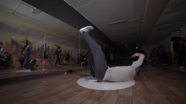 Jongeman Springt Danst Straat Slow Motion Kereltraining Sportschool Concept Van — Stockvideo