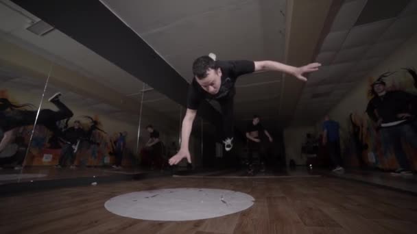 Молодий Хлопець Робить Серветки Вітряки Танцює Спортивній Студії Повільному Русі — стокове відео