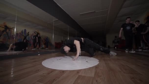 Joven Haciendo Golpes Molinos Viento Bailando Estudio Gimnasia Cámara Lenta — Vídeo de stock