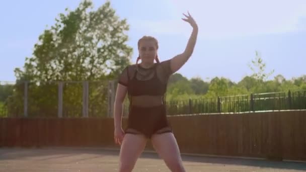 Közepes Távolságból Fiatal Gyönyörű Táncos Egy Hálós Póló Fekete Rövid — Stock videók