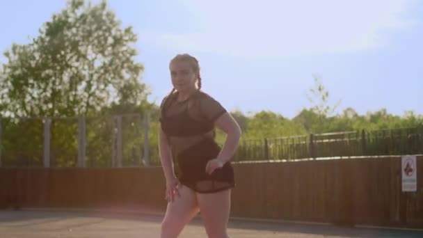 Mediano Largo Tiro Joven Hermosa Bailarina Una Camiseta Malla Pantalones — Vídeo de stock