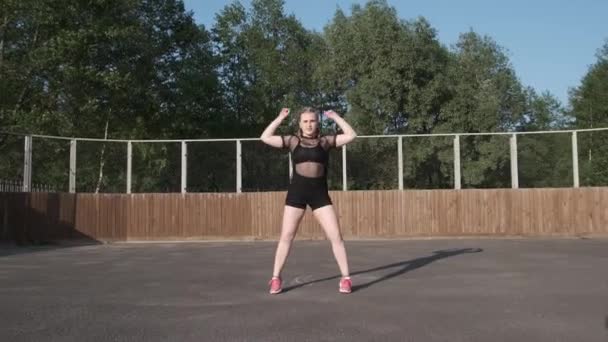 Junge Schöne Tänzerin Einem Mesh Shirt Und Schwarzen Kurzen Shorts — Stockvideo