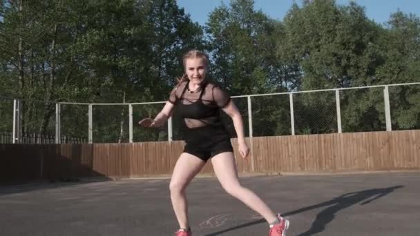 Junge Schöne Tänzerin Einem Mesh Shirt Und Schwarzen Kurzen Shorts — Stockvideo