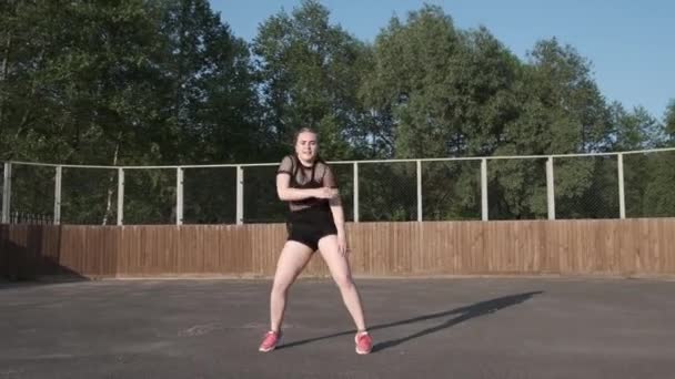 Professionelle Booty Dance Tänzerin Jugendsubkultur Zeitgenössische Choreographie Zeitlupe Gimbal Erschossen — Stockvideo