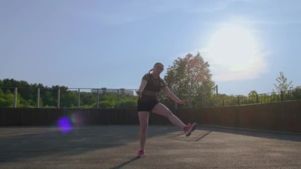 Dançarina Jovem Realizando Dança Contemporânea Girando Palco Frente Aos Holofotes — Vídeo de Stock