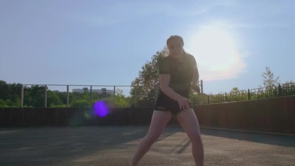 Bailarina Joven Realizando Danza Contemporánea Twerking Escenario Frente Centro Atención — Vídeo de stock