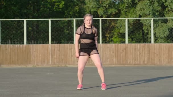 Junges Mädchen Einem Mesh Shirt Und Schwarzen Kurzen Shorts Die — Stockvideo