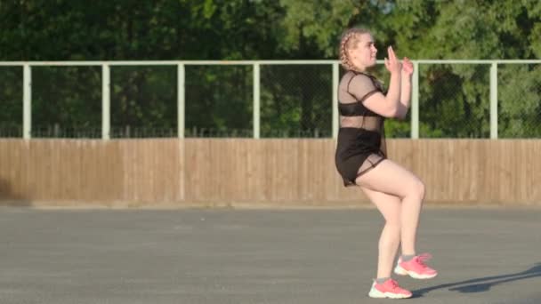 Niña Una Camiseta Malla Pantalones Cortos Negros Bailando Danza Moderna — Vídeos de Stock