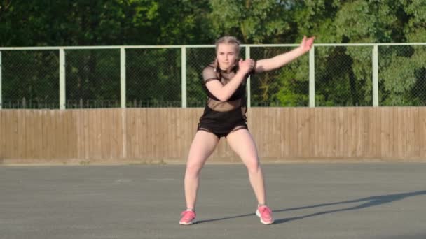 Vidéo Une Jeune Femme Active Dansant Danse Moderne Rue Jouant — Video
