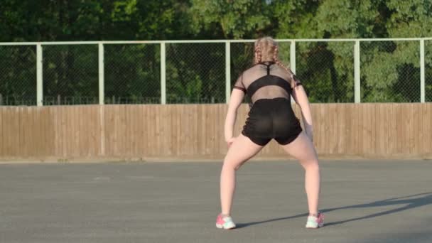 Videoclipul Unei Tinere Active Dansând Stradă Dans Modern Twerking Scenă — Videoclip de stoc