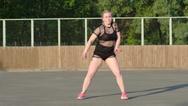 Vidéo Une Jeune Femme Active Dansant Danse Moderne Rue Jouant — Video