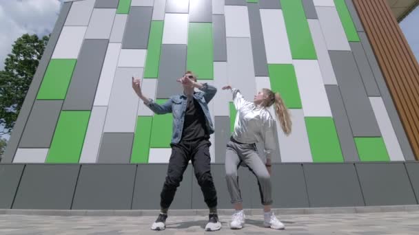 Дуэт Молодых Танцоров Танцующих Современную Хореографию Уличный Брейк Данс Открытой — стоковое видео