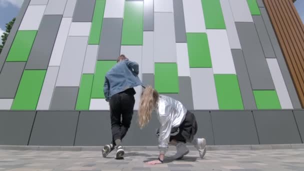 由年轻舞蹈演员组成的二重唱跳当代舞曲 在公园的露天舞台上跳街头霹雳舞 青年亚文化 低射击点 — 图库视频影像