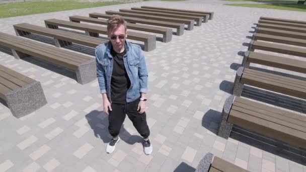 Ung Kille Dansar Streetdance Park Mellan Rader Bänkar Begreppet Lärande — Stockvideo