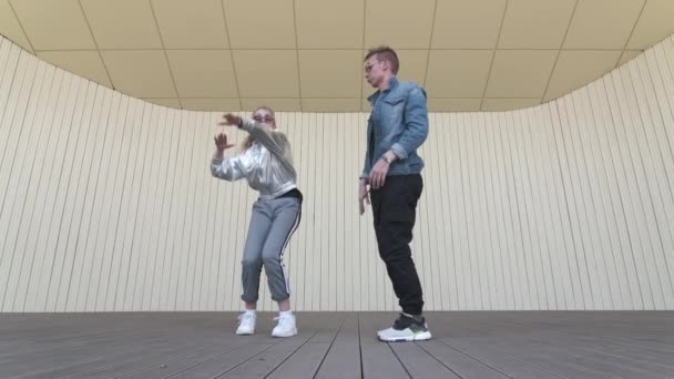 Schieten Vanaf Een Laag Punt Van Duet Van Jonge Dansers — Stockvideo