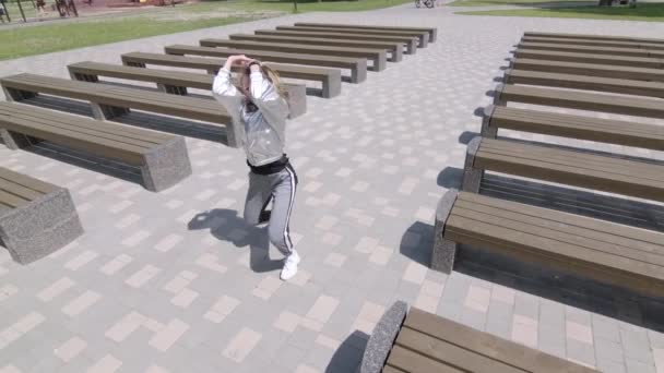 Jovem Dançando Realizando Coreografia Moderna Dança Rua Parque Público Entre — Vídeo de Stock