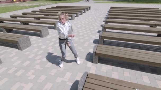 Jovem Dançando Realizando Coreografia Moderna Dança Rua Parque Público Entre — Vídeo de Stock