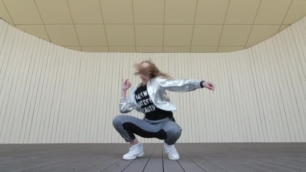 Pretty Girl Tańczy Wykonuje Nowoczesną Choreografię Street Break Dance Otwartej — Wideo stockowe