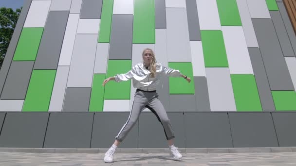 Menina Bonita Dançando Realizando Coreografia Moderna Dança Rua Break Palco — Vídeo de Stock