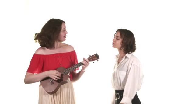 Duas Raparigas Giras Estão Cantar Rapariga Com Aparelho Acompanha Ukulele — Vídeo de Stock