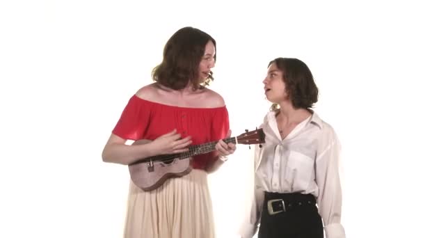 Dos Chicas Lindas Están Cantando Chica Con Frenos Acompaña Ukelele — Vídeos de Stock