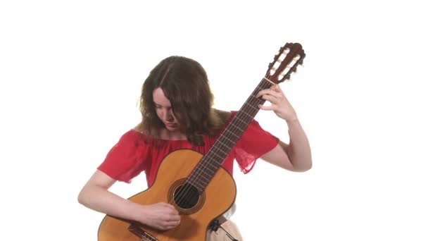Menina Bonita Uma Blusa Vermelha Tocando Guitarra Acústica Clássica Médio — Vídeo de Stock
