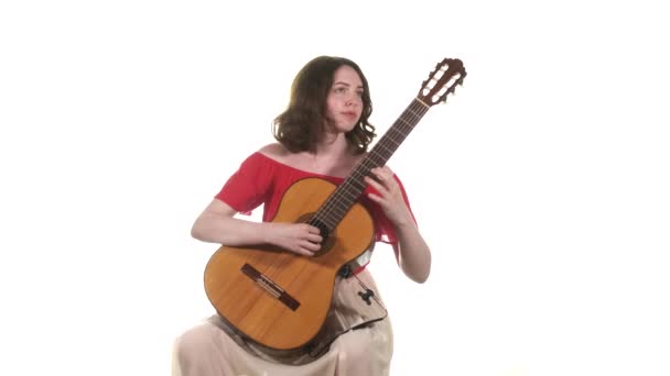Όμορφη Κοπέλα Κόκκινη Μπλούζα Που Παίζει Κλασική Ακουστική Κιθάρα Μέτριο — Αρχείο Βίντεο