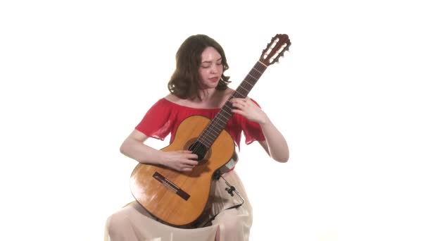 Tiro Longo Médio Mulher Bonita Jovem Toca Guitarra Acústica Clássica — Vídeo de Stock