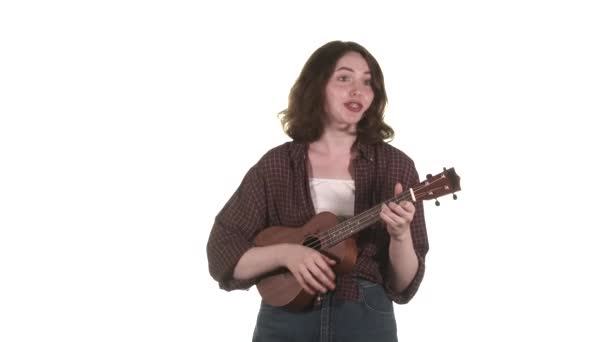 Giovane Donna Divertente Con Apparecchio Camicia Quadri Canta Accompagna Ukulele — Video Stock