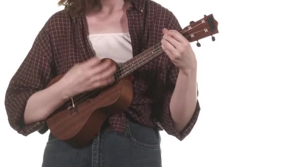 Handen Van Een Vrouw Die Ukelele Speelt Geïsoleerd Sluitingsdatum — Stockvideo