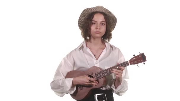 Красивая Девушка Белой Блузке Шляпе Играет Укулеле Изолирована Средний Выстрел — стоковое видео
