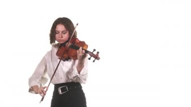 Beyaz bluzlu genç bir kemancı klasik keman çalıyor. İzole edilmiş. Orta uzunlukta.