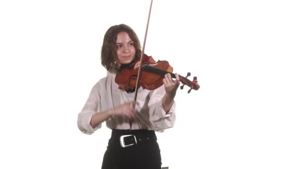 Μέτριο Πλάνο Της Νεαρής Μουσικός Γυναίκα Μια Λευκή Μπλούζα Παίζει — Αρχείο Βίντεο
