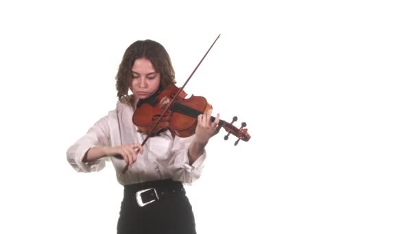 中长镜头年轻的音乐家女人穿着白色的衬衫弹奏古典小提琴 被隔离了 — 图库视频影像
