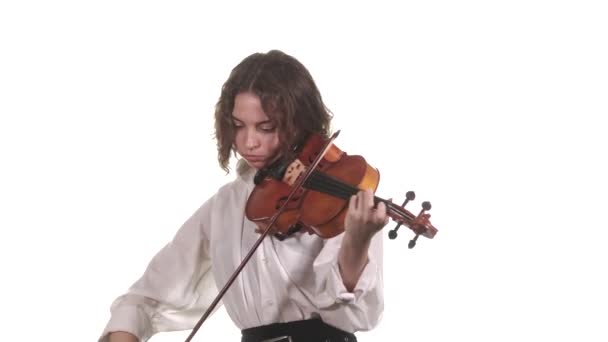 Молодой Скрипач Белой Блузке Играющий Классической Скрипке Изолирована Средний Выстрел — стоковое видео