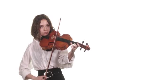 Fiatal Hegedűs Fehér Blúzban Aki Klasszikus Hegedűn Játszik Elszigetelve Közepes — Stock videók