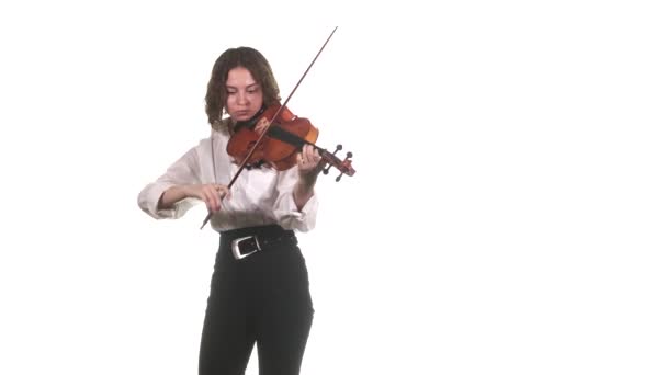 クラシックヴァイオリンを演奏する白いブラウスの若いヴァイオリニスト 隔離されてる 中ロングショット — ストック動画