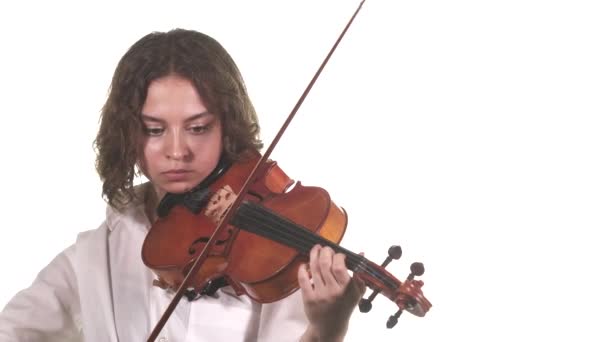 Menina Bonita Uma Blusa Branca Tocando Violino Clássico Isolado Médio — Vídeo de Stock