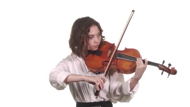 Una Chica Bonita Con Una Blusa Blanca Tocando Violín Clásico — Vídeo de stock